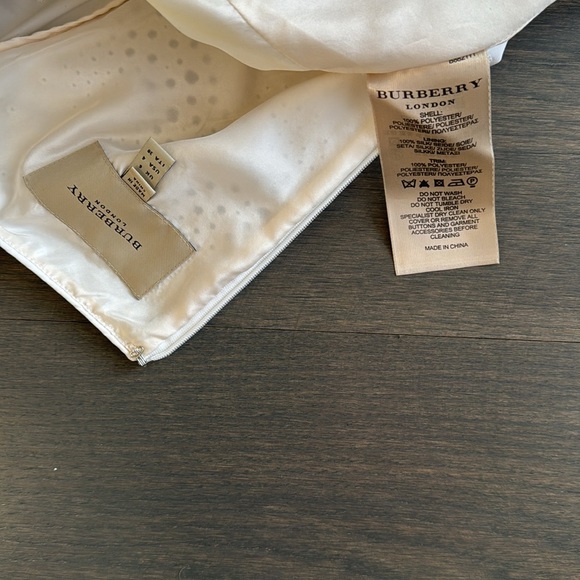 Burberry London White Eyelet Dress. US 4 - Picture 6 of 6